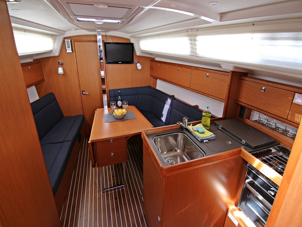 Bavaria Cruiser 34 — photo 6