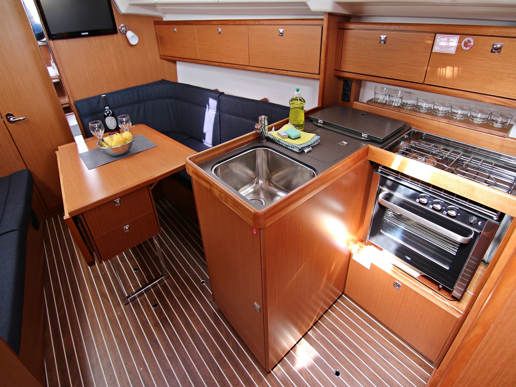 Bavaria Cruiser 34 — photo 8