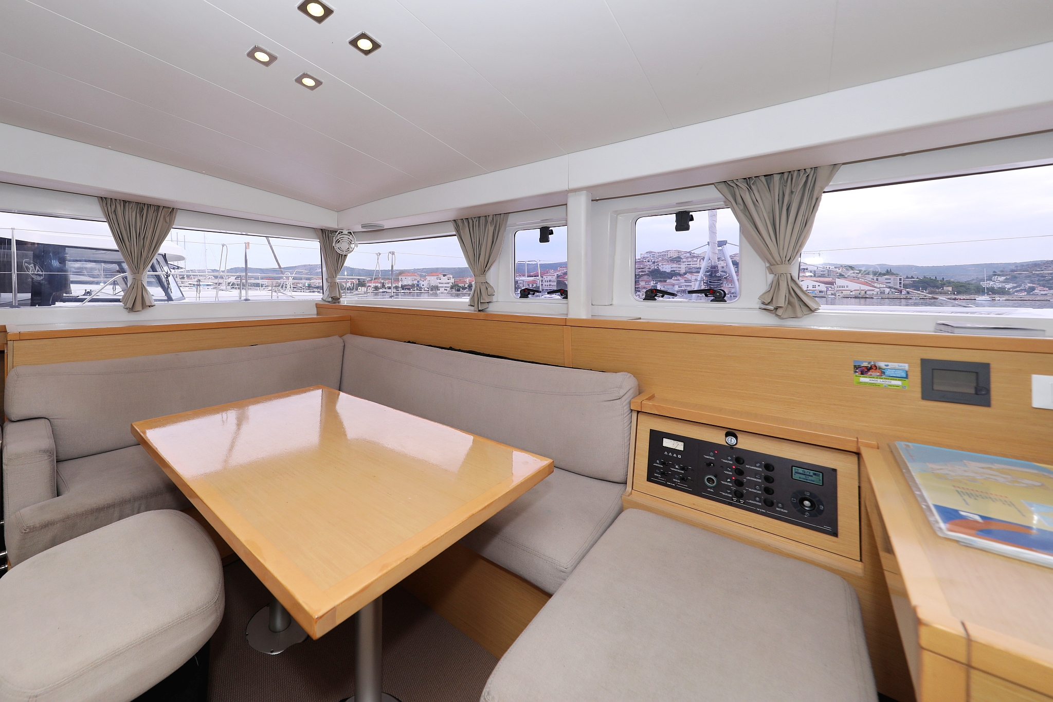 Lagoon 400 S2 - 4 + 2 cab. — photo 18