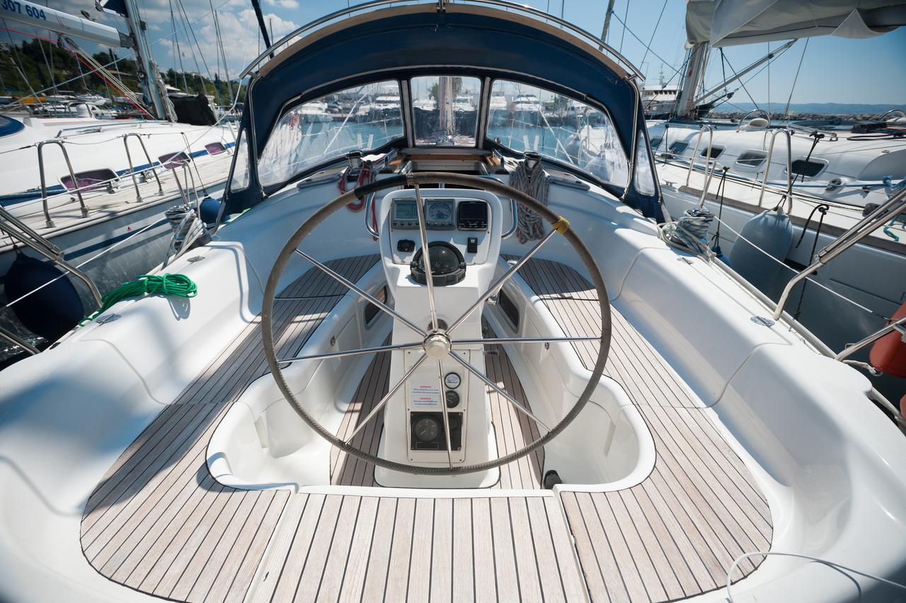 Bavaria 38 — photo 11
