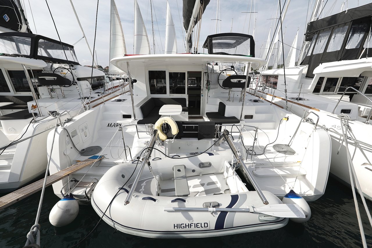 Lagoon 40 - 4 + 2 cab — photo 1