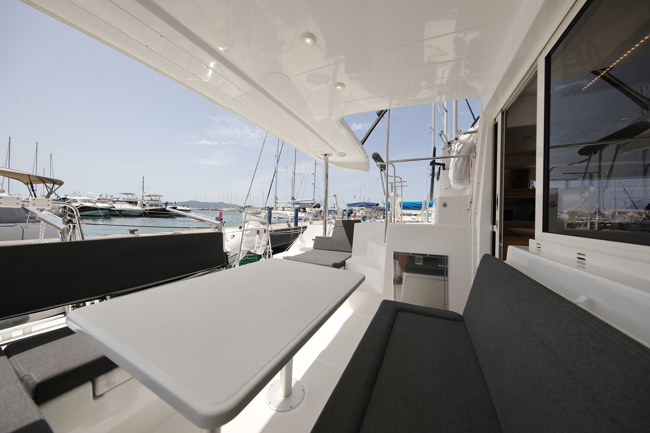 Lagoon 400 S2 - 4 + 2 cab. — photo 7