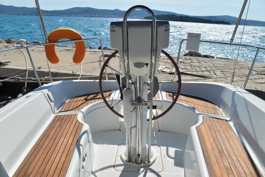 Oceanis Clipper 323 — photo 8