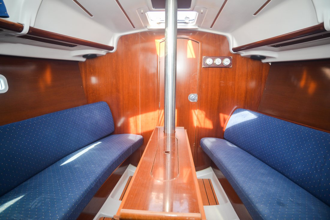 Oceanis Clipper 323 — photo 11