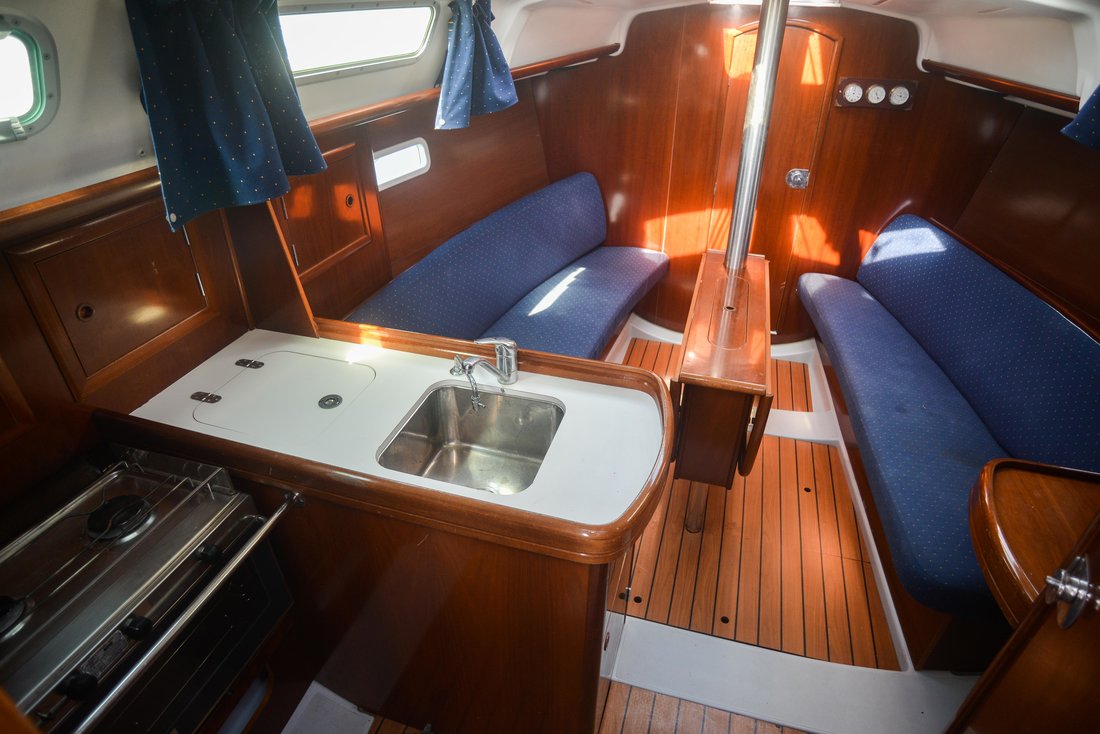 Oceanis Clipper 323 — photo 12