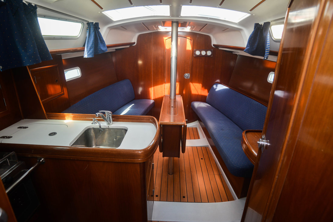 Oceanis Clipper 323 — photo 15