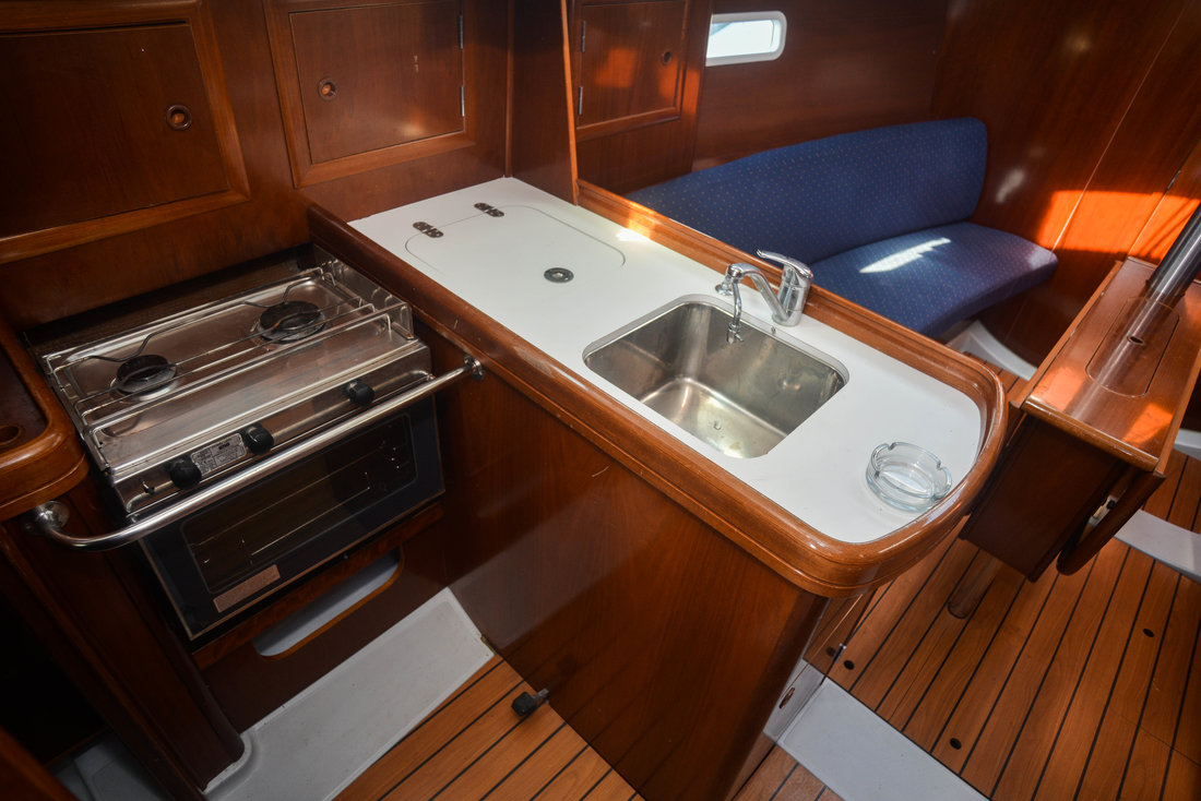 Oceanis Clipper 323 — photo 17