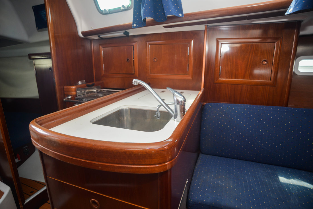 Oceanis Clipper 323 — photo 18