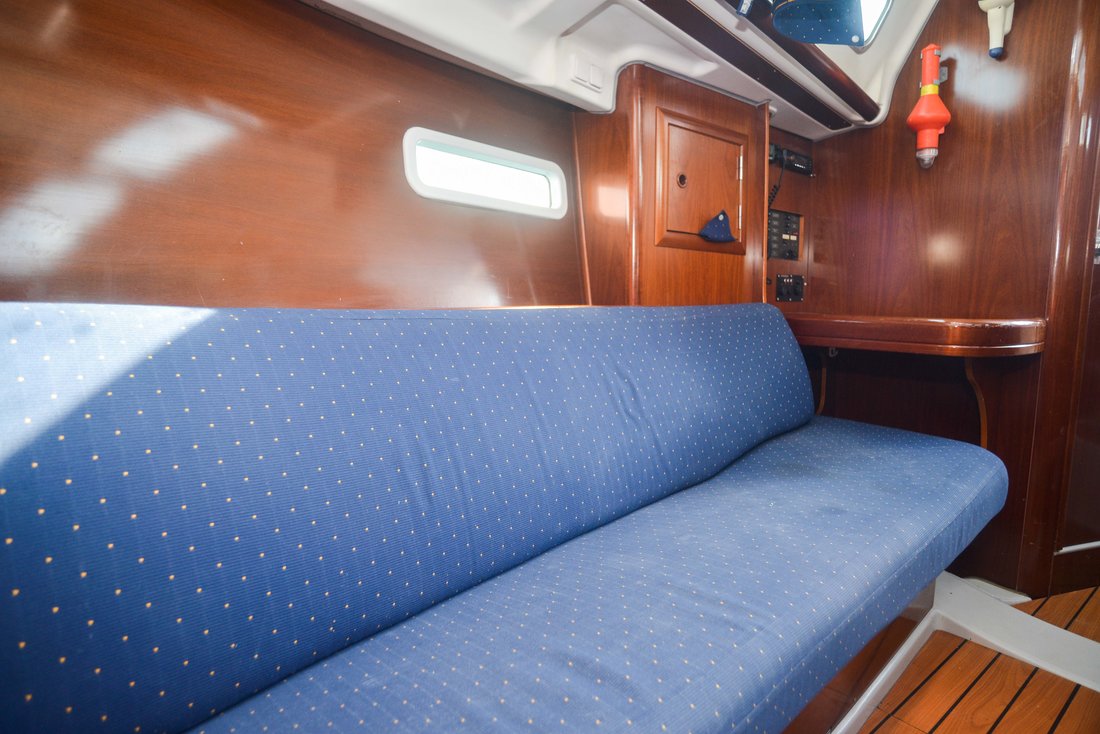 Oceanis Clipper 323 — photo 19