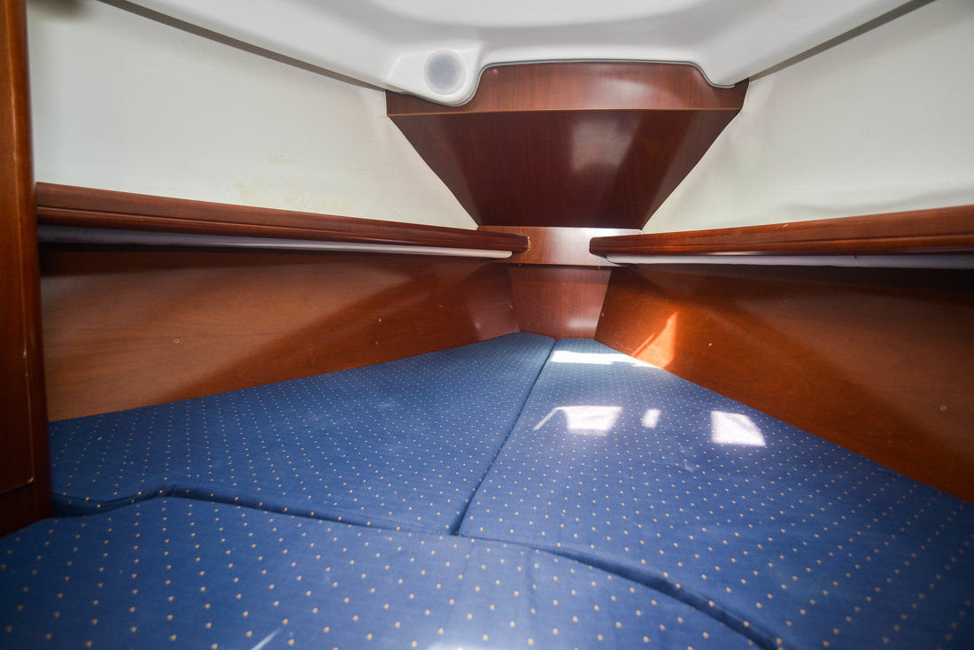 Oceanis Clipper 323 — photo 22