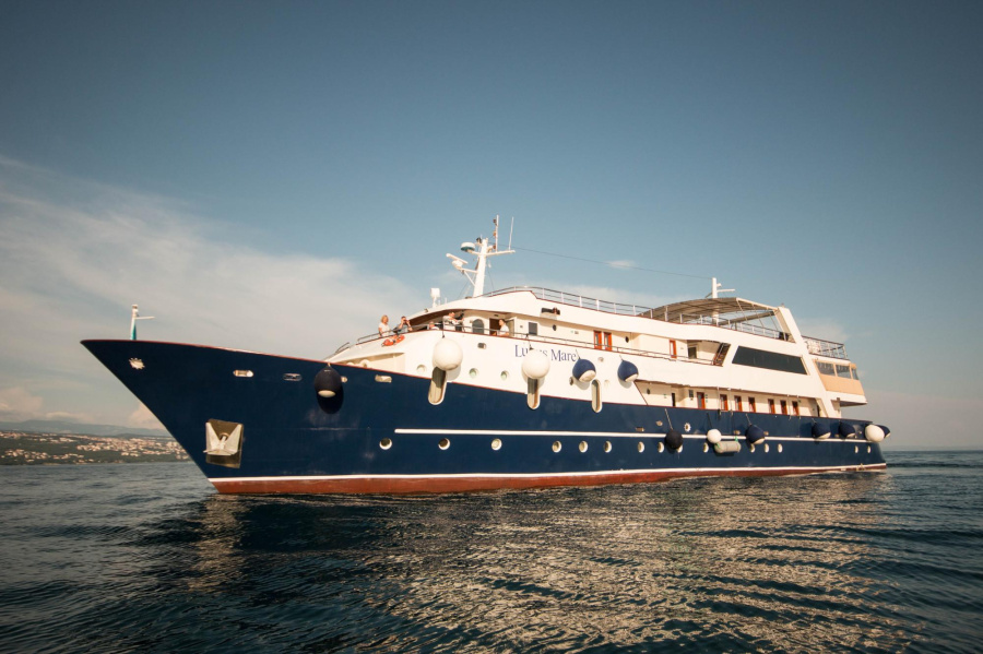 Photo #1 - Small cruise ship (Lupus Mare) en Port of - 2930
