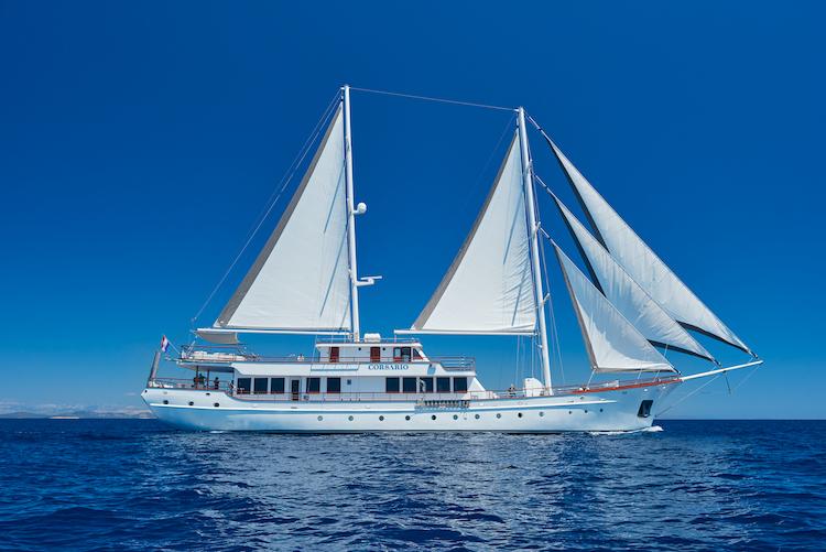 Photo #1 - Small cruise ship (Corsario) en Port of - 2931