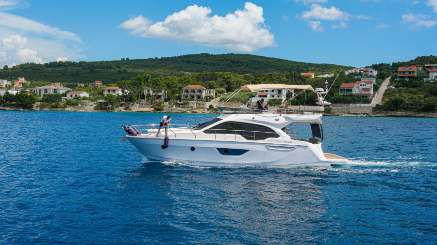 Photo #1 - Sessa Flybridge 47 (Star Dust) en Marina Lav - 3028