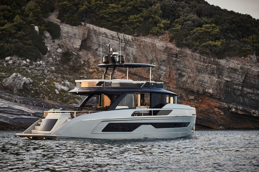 Photo #1 - Explorer Fly 62 (Blue Moon) en Marina Kastela - 3029