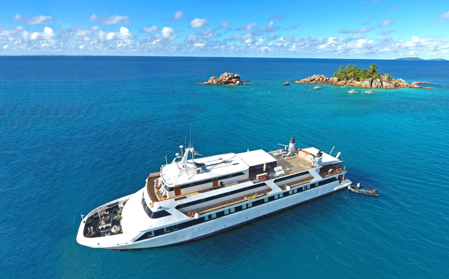Photo #1 - Power catamaran (Pegasos) en Mahe harbour - 3111