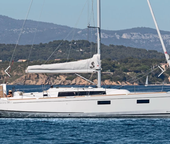 Photo #1 - Oceanis 38.1 (Zarof 2) en Hyeres Marina - 3162
