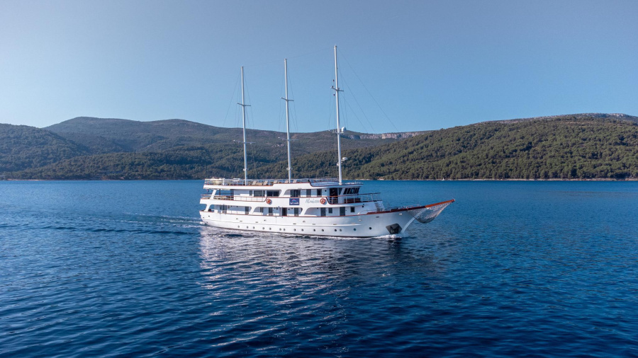 Photo #1 - Cruising ship (Almissa) en Port of - 3323
