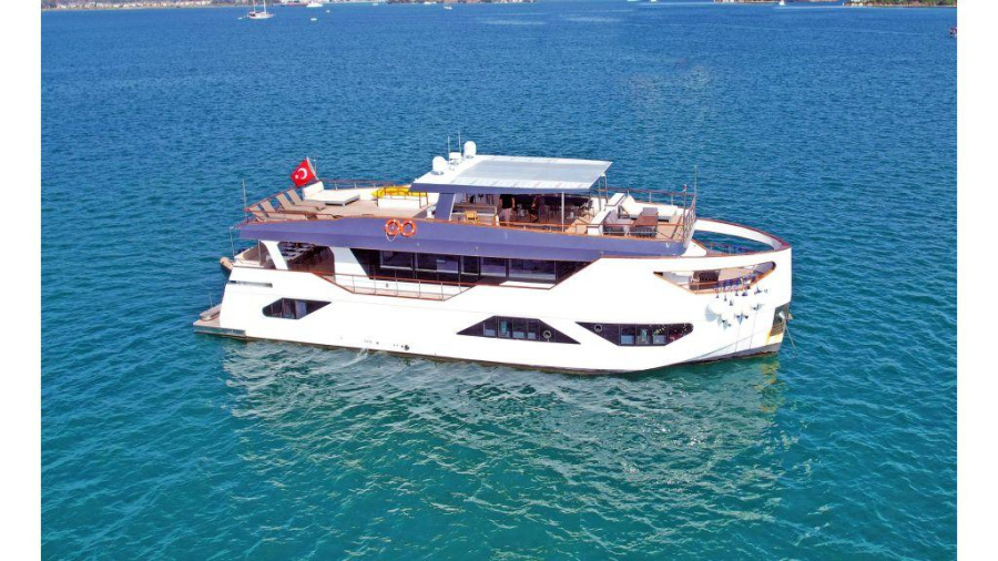 Photo #1 - Custom trawler (Nayk 3) en marina - 3370