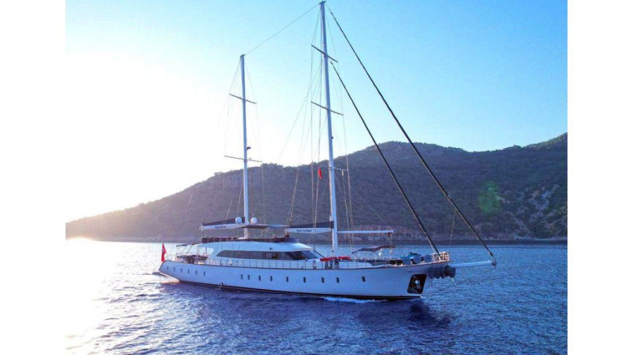 Photo #1 - motor sailer (Queen Of Makri) en marina - 3372