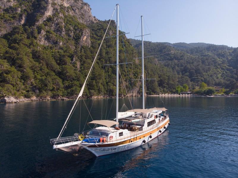 Photo #1 - motorsailer (Queen Of RTT) en marina - 3379