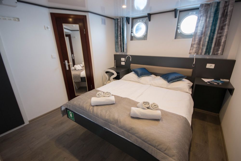 Small cruise ship — photo 3