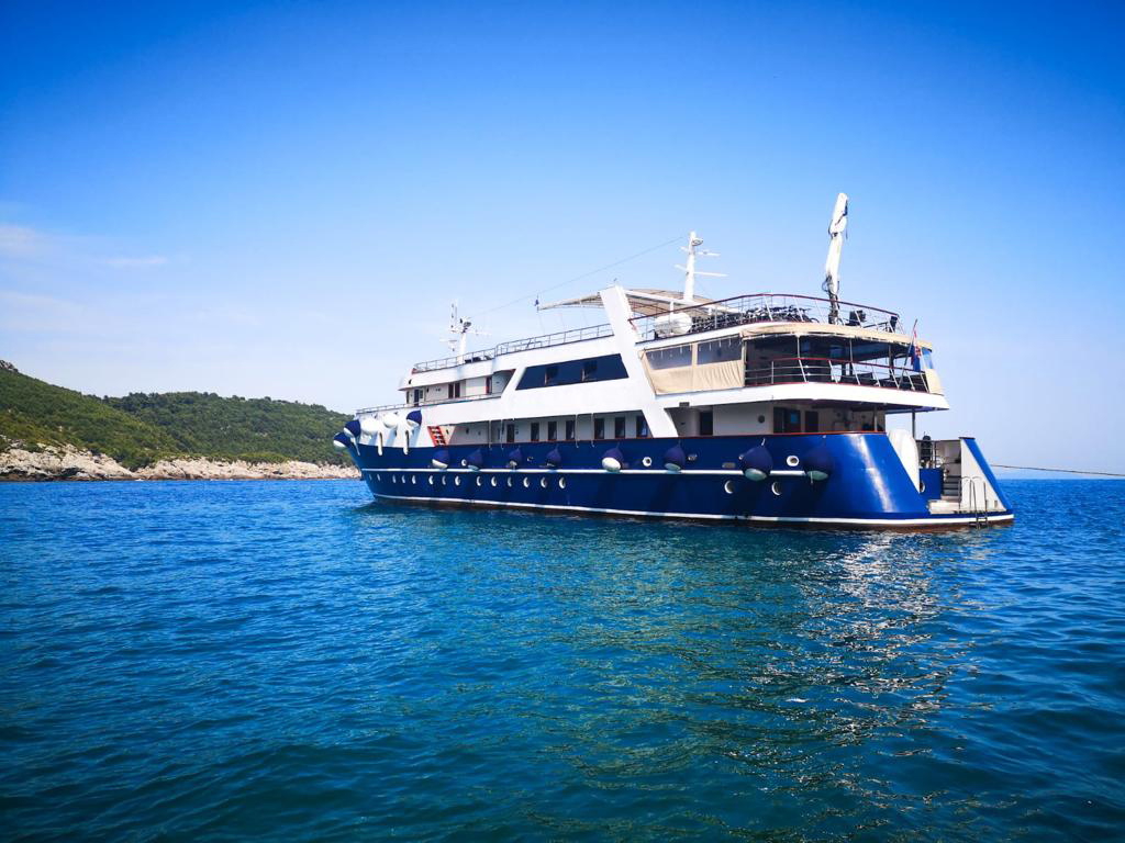 Small cruise ship — photo 12