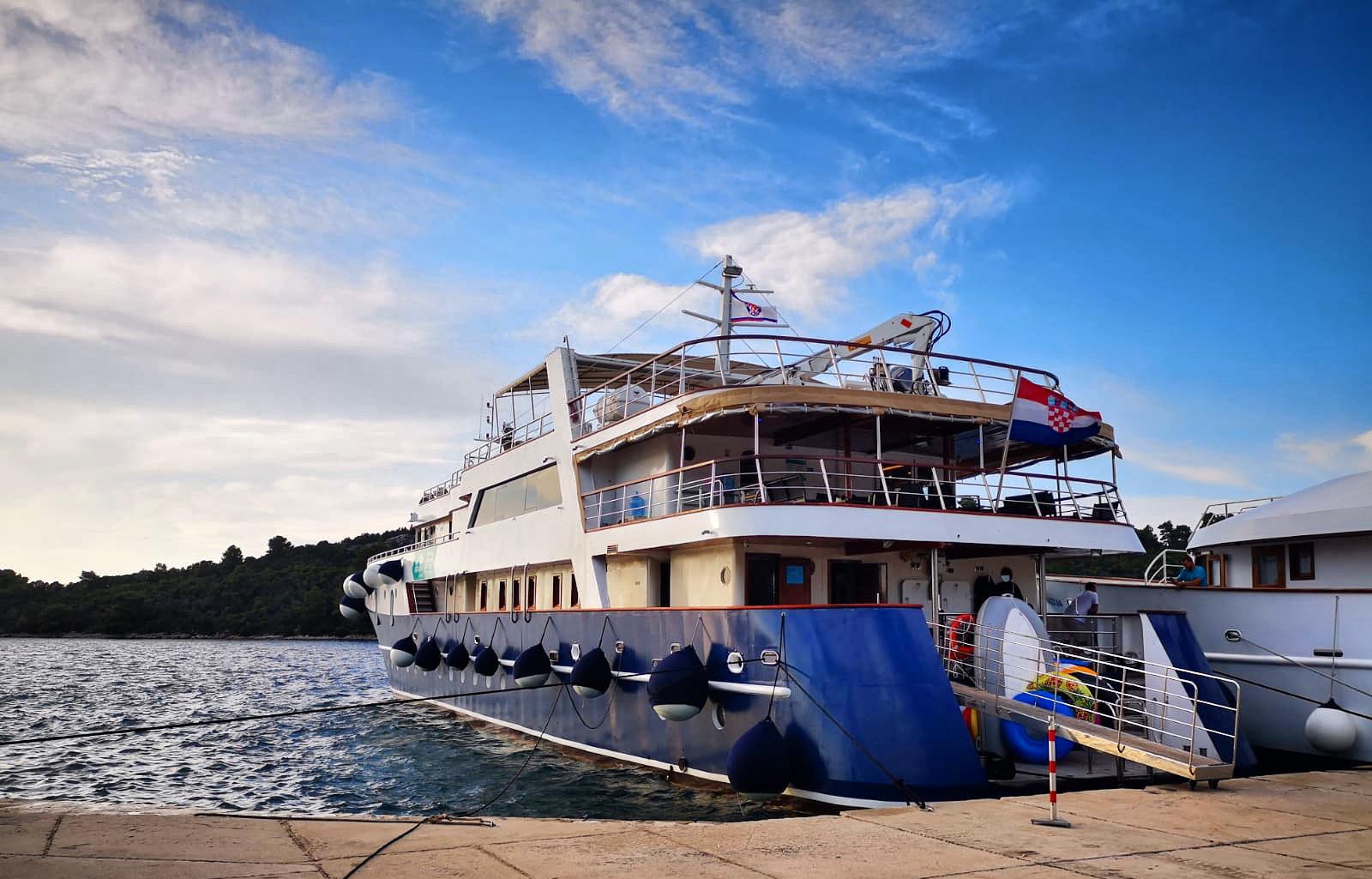 Small cruise ship — photo 13