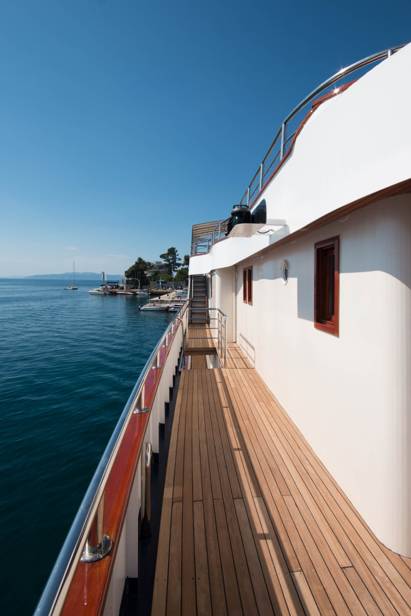 Small cruise ship — photo 16