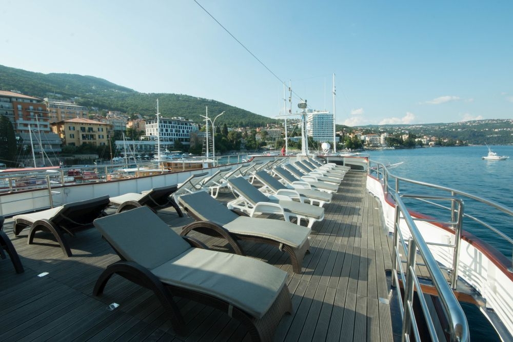 Small cruise ship — photo 22