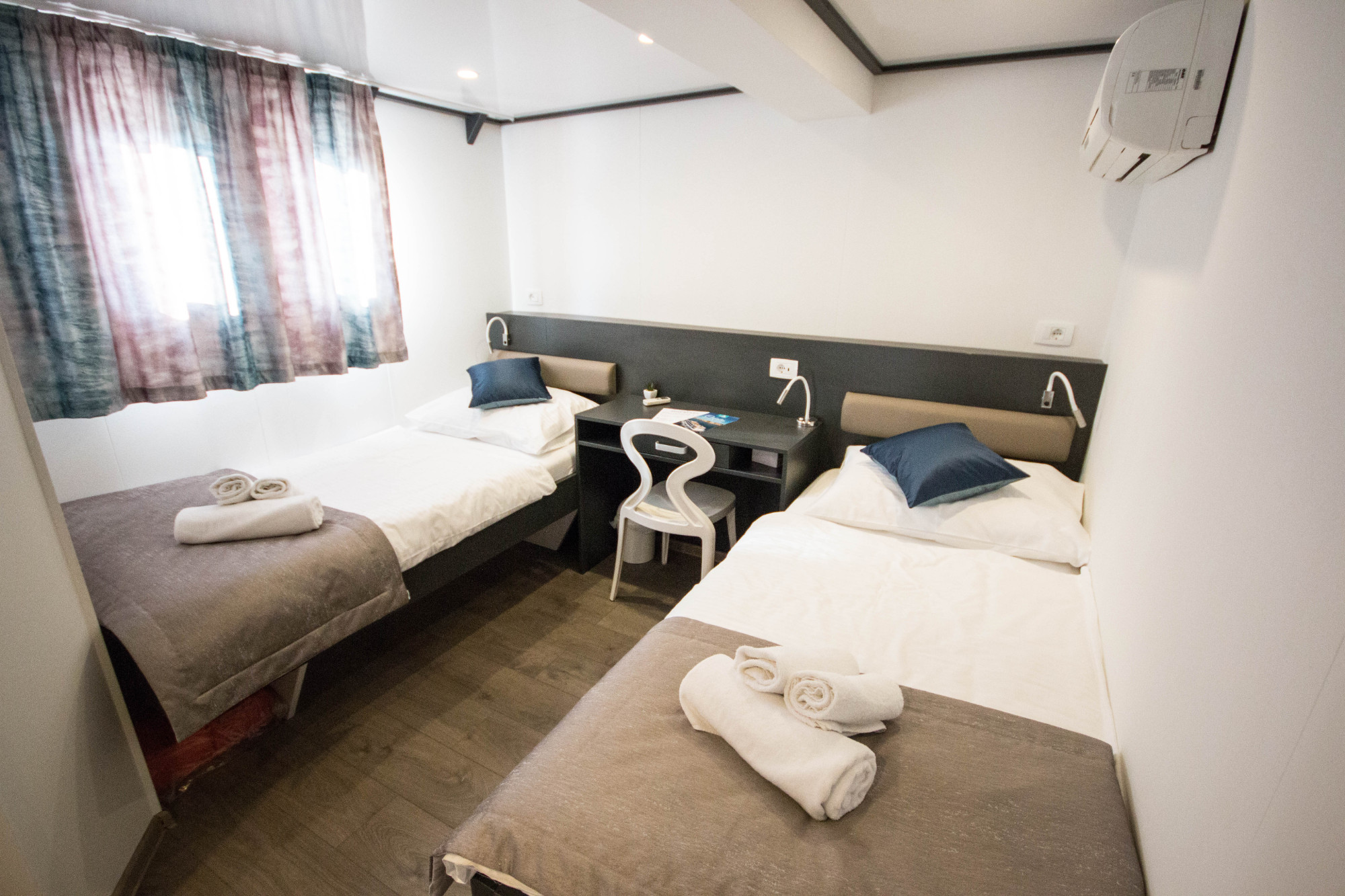 Small cruise ship — photo 34