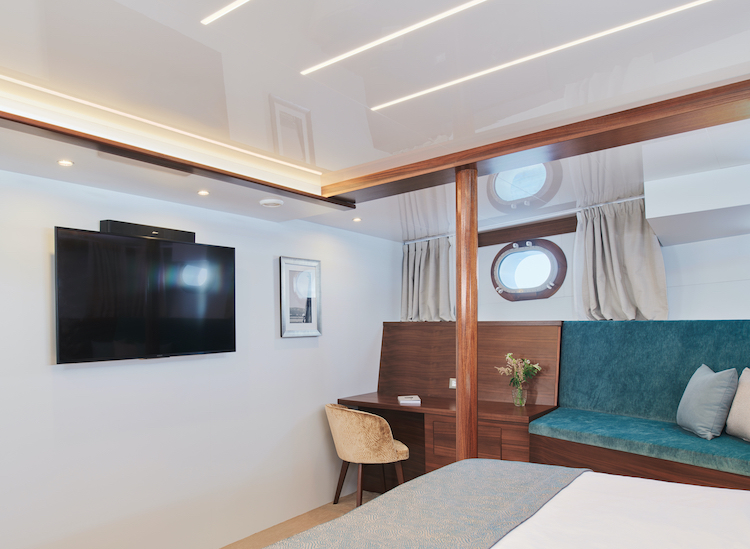 Small cruise ship — photo 43