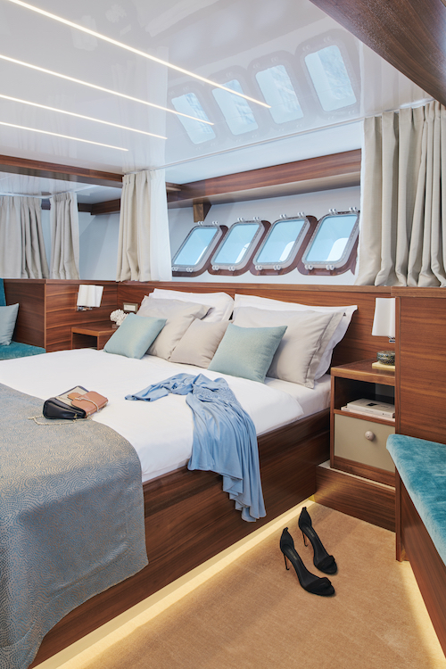 Small cruise ship — photo 2
