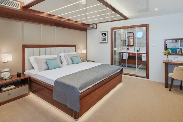 Small cruise ship — photo 4