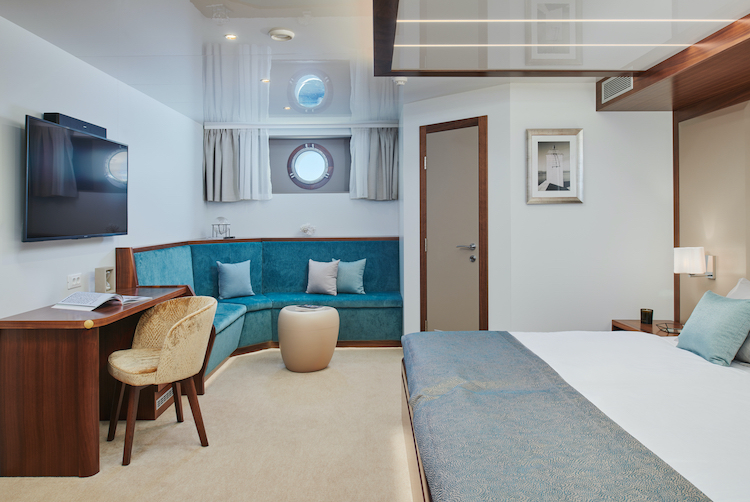 Small cruise ship — photo 6