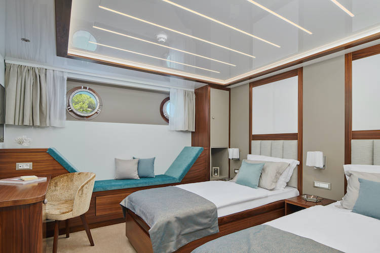 Small cruise ship — photo 10