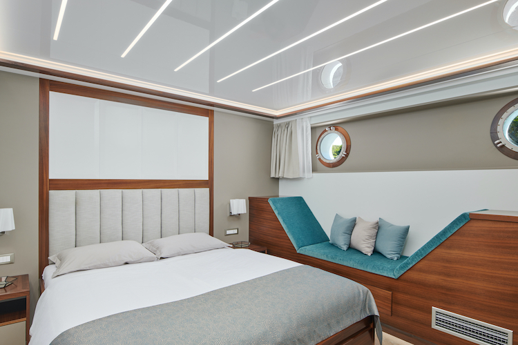Small cruise ship — photo 13
