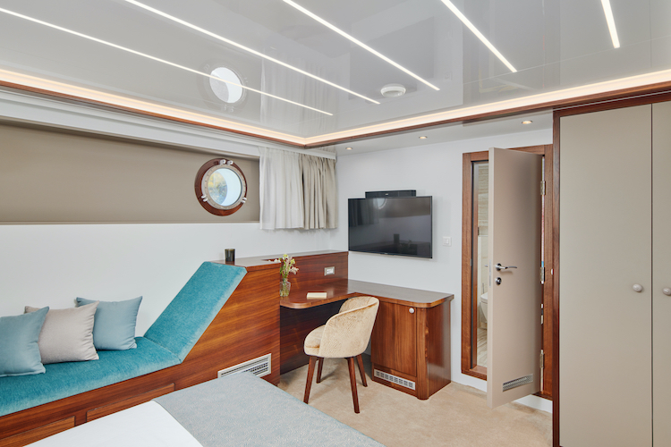 Small cruise ship — photo 14