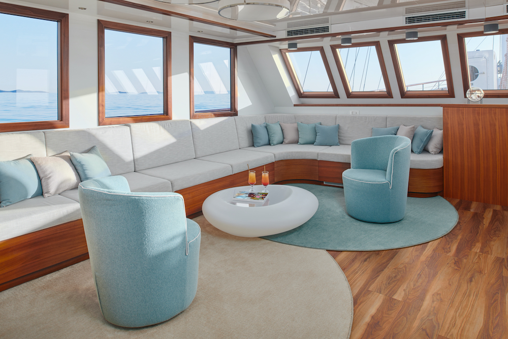 Small cruise ship — photo 15