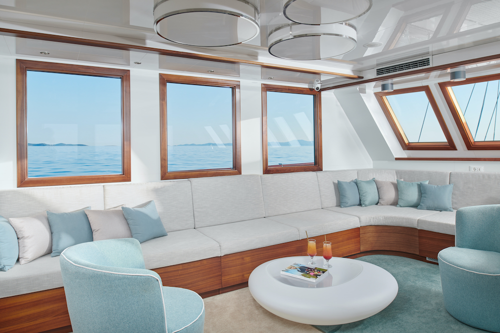 Small cruise ship — photo 16