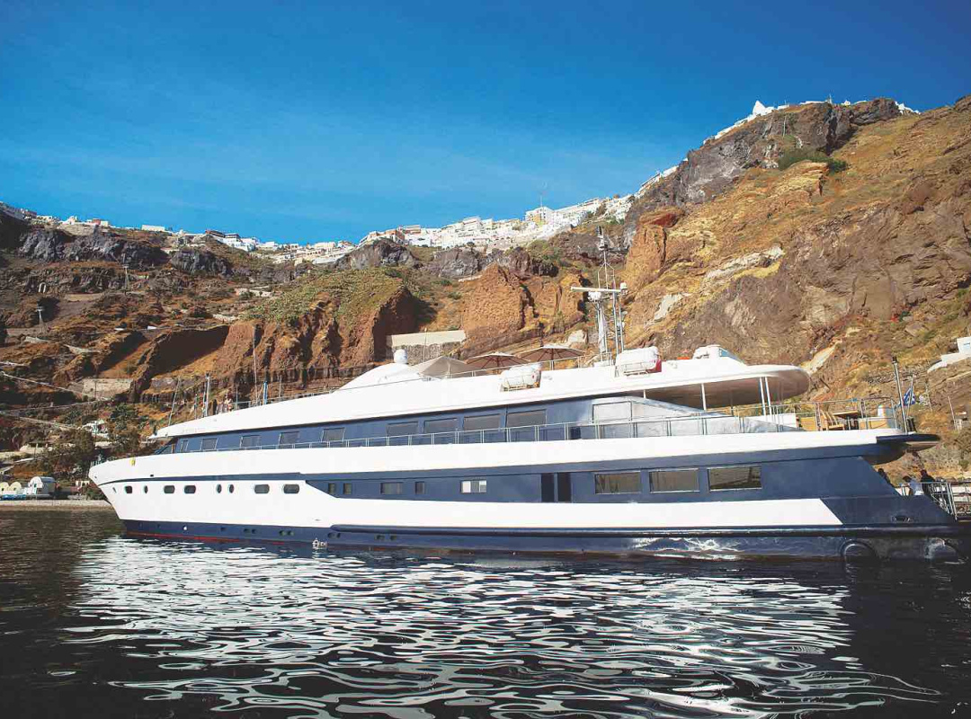 Motor yacht — photo 1