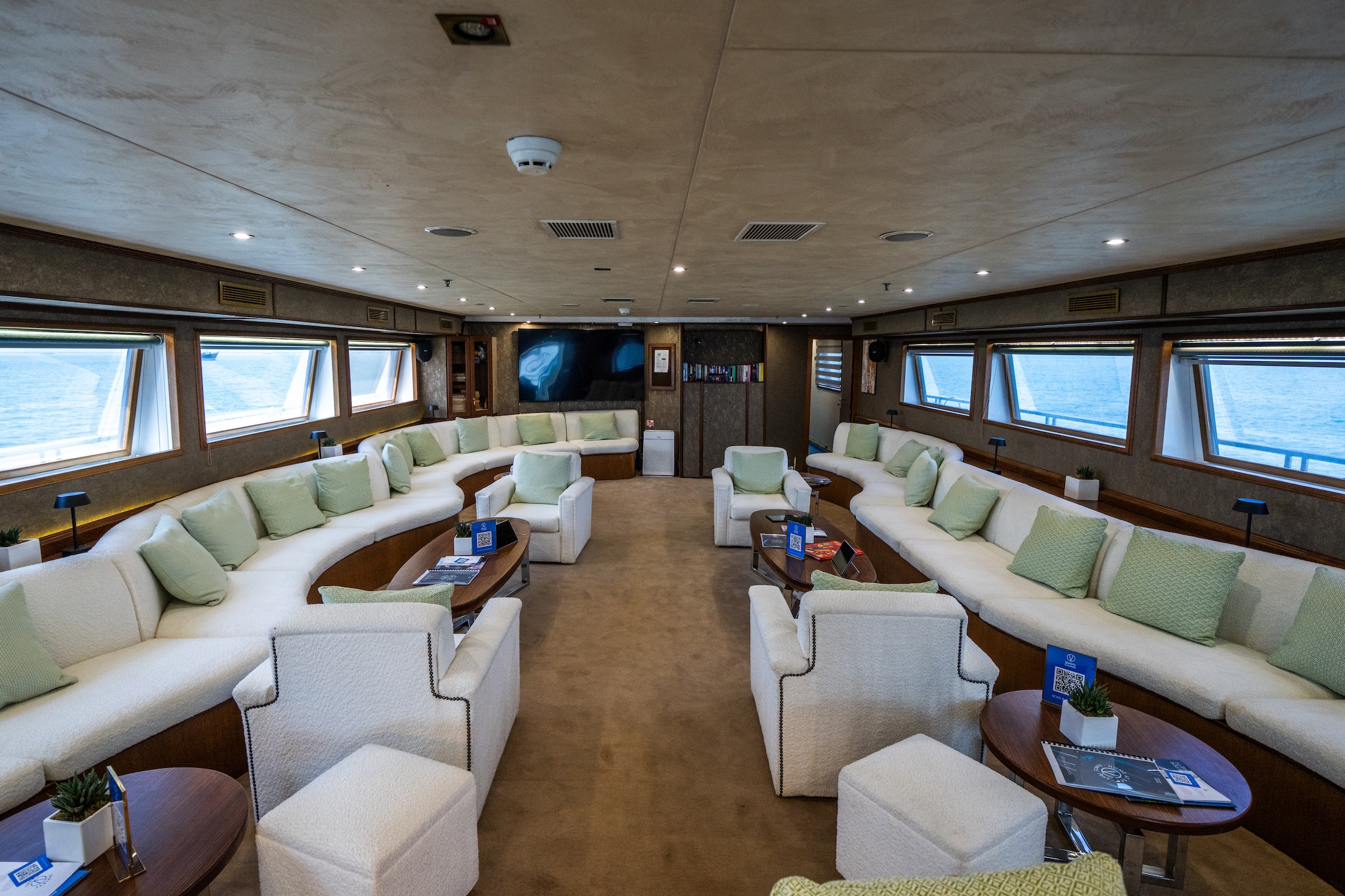 Motor yacht — photo 4
