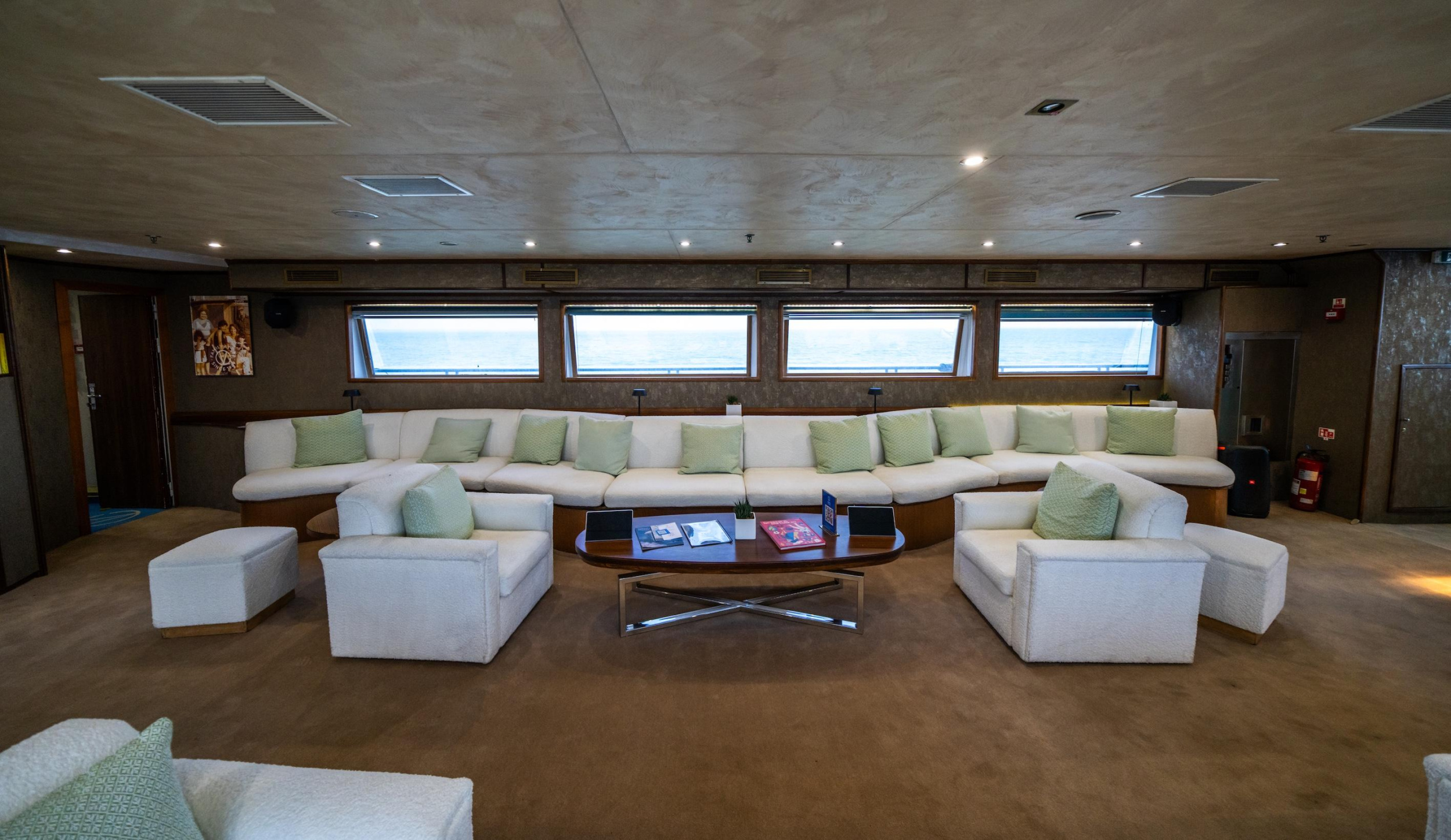 Motor yacht — photo 5