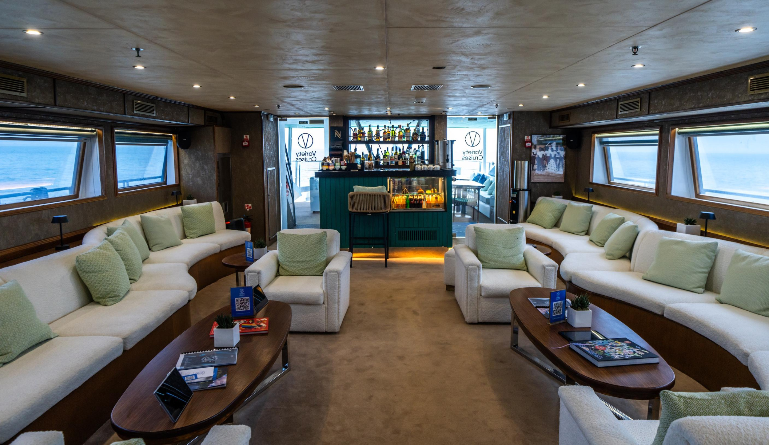Motor yacht — photo 6