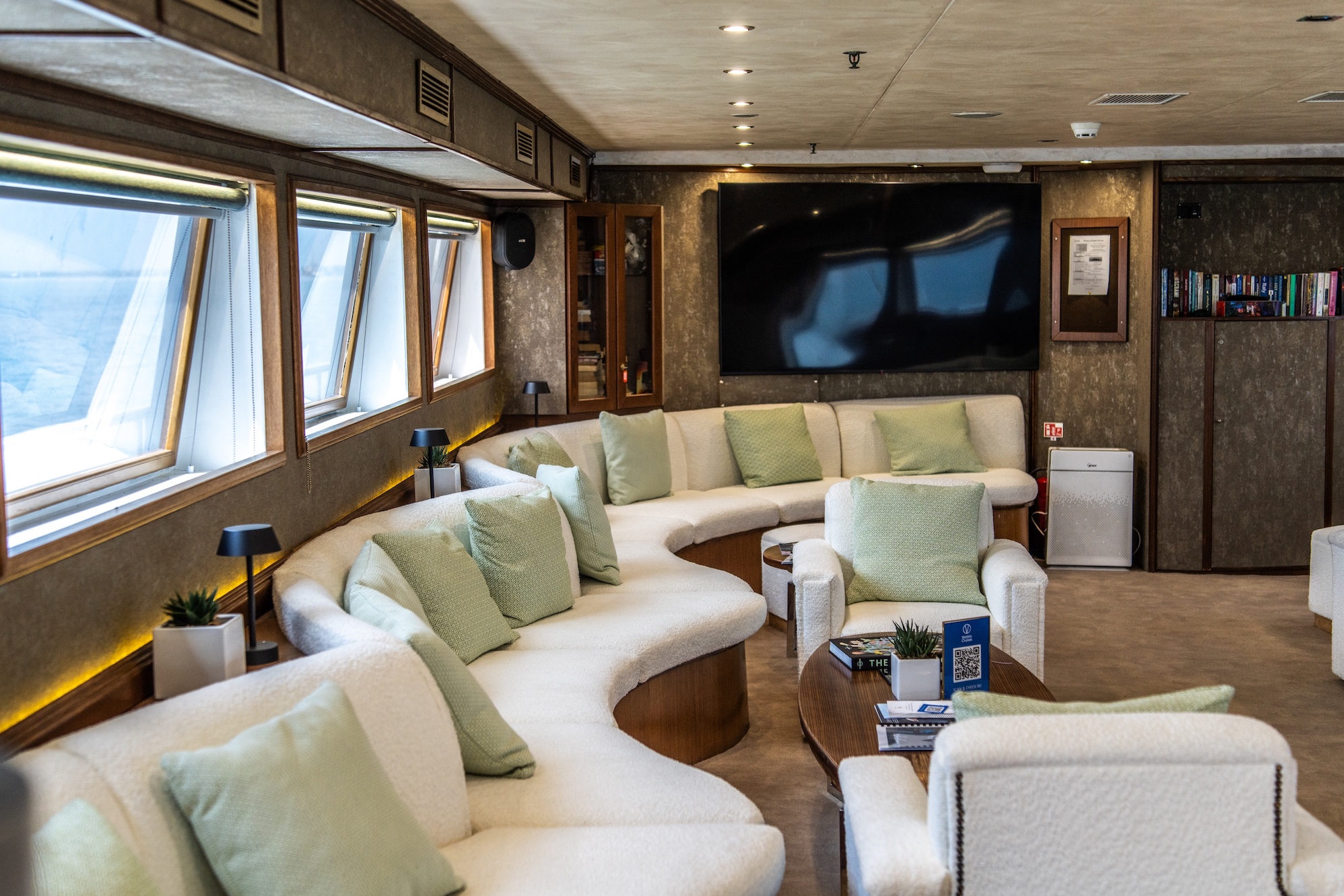 Motor yacht — photo 7