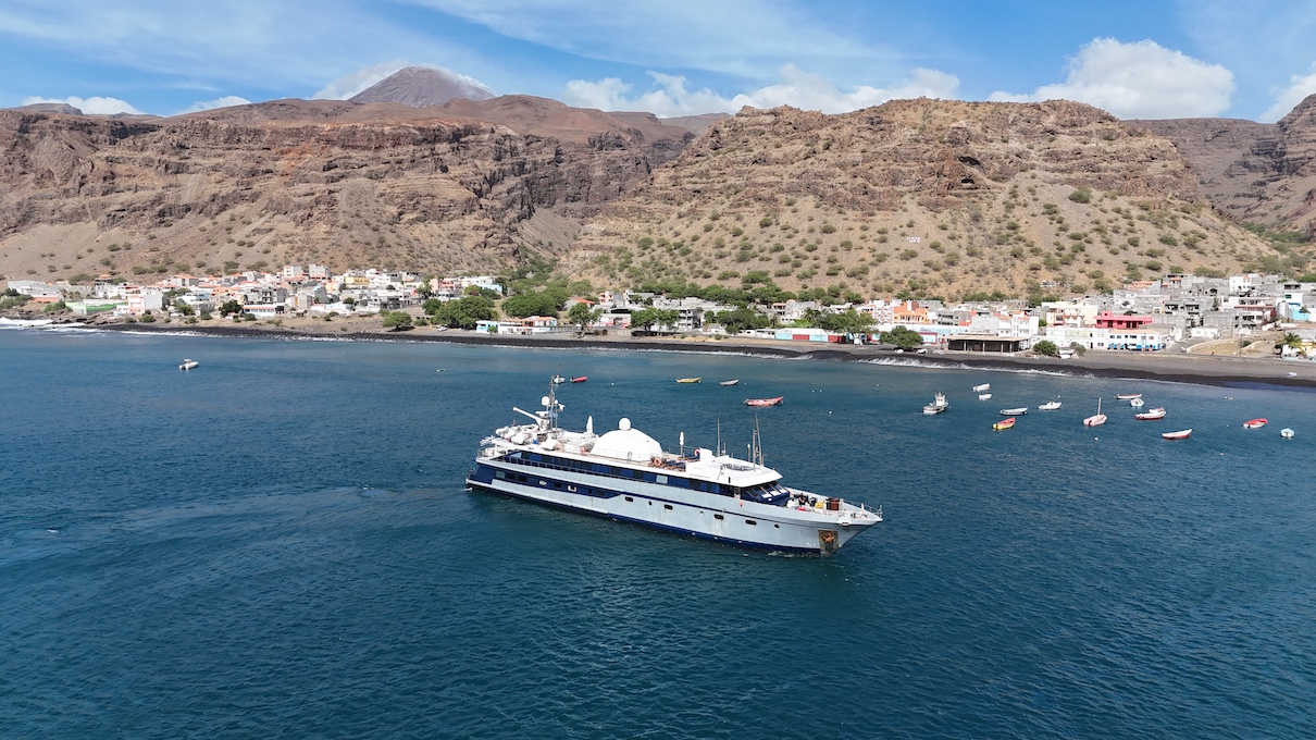 Motor yacht — photo 11