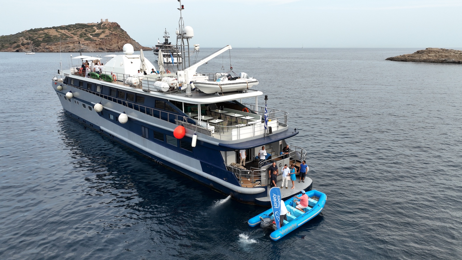 Motor yacht — photo 14