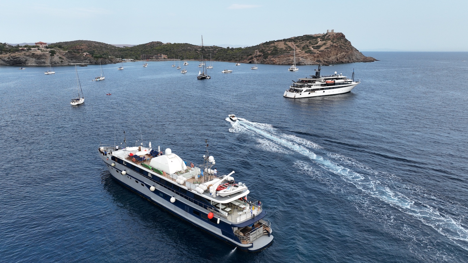 Motor yacht — photo 16