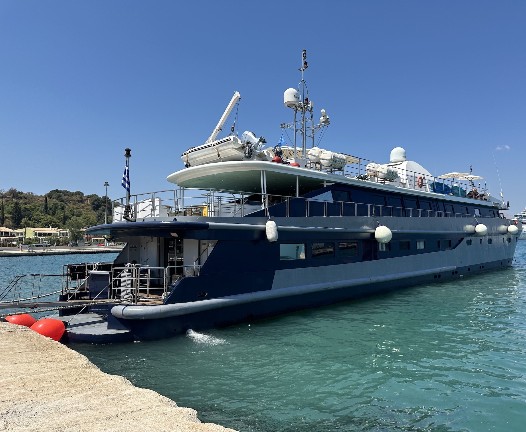Motor yacht — photo 17
