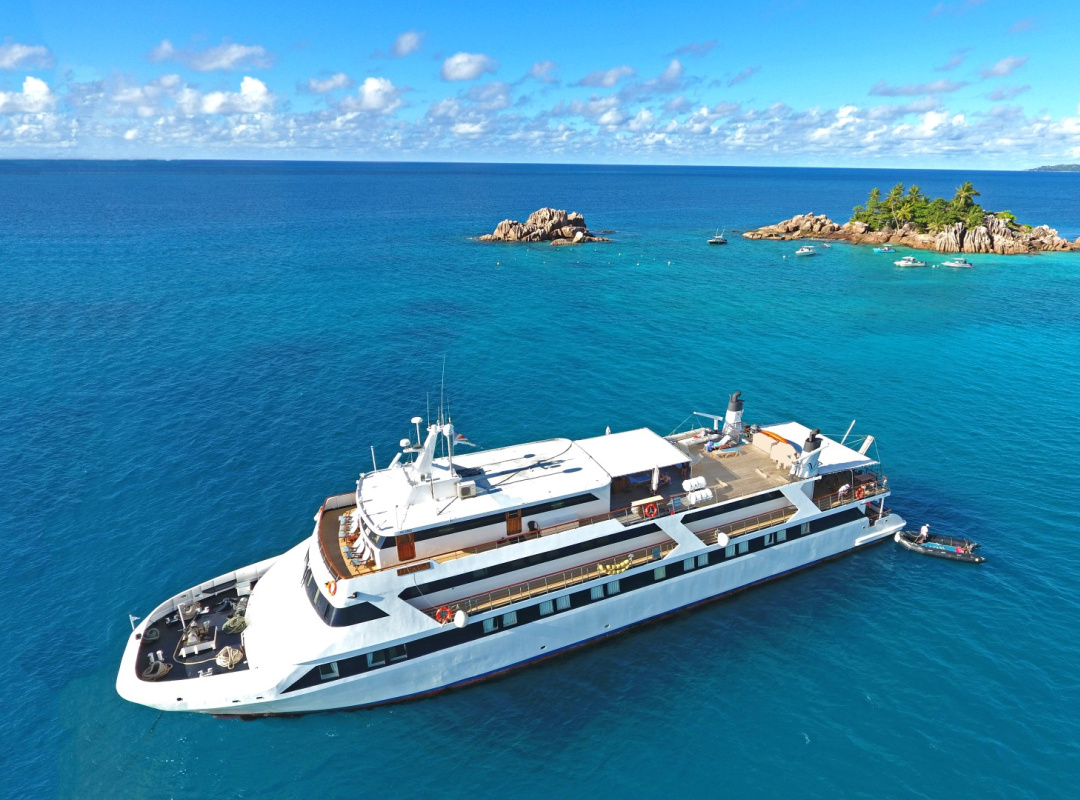 Power catamaran — photo 1