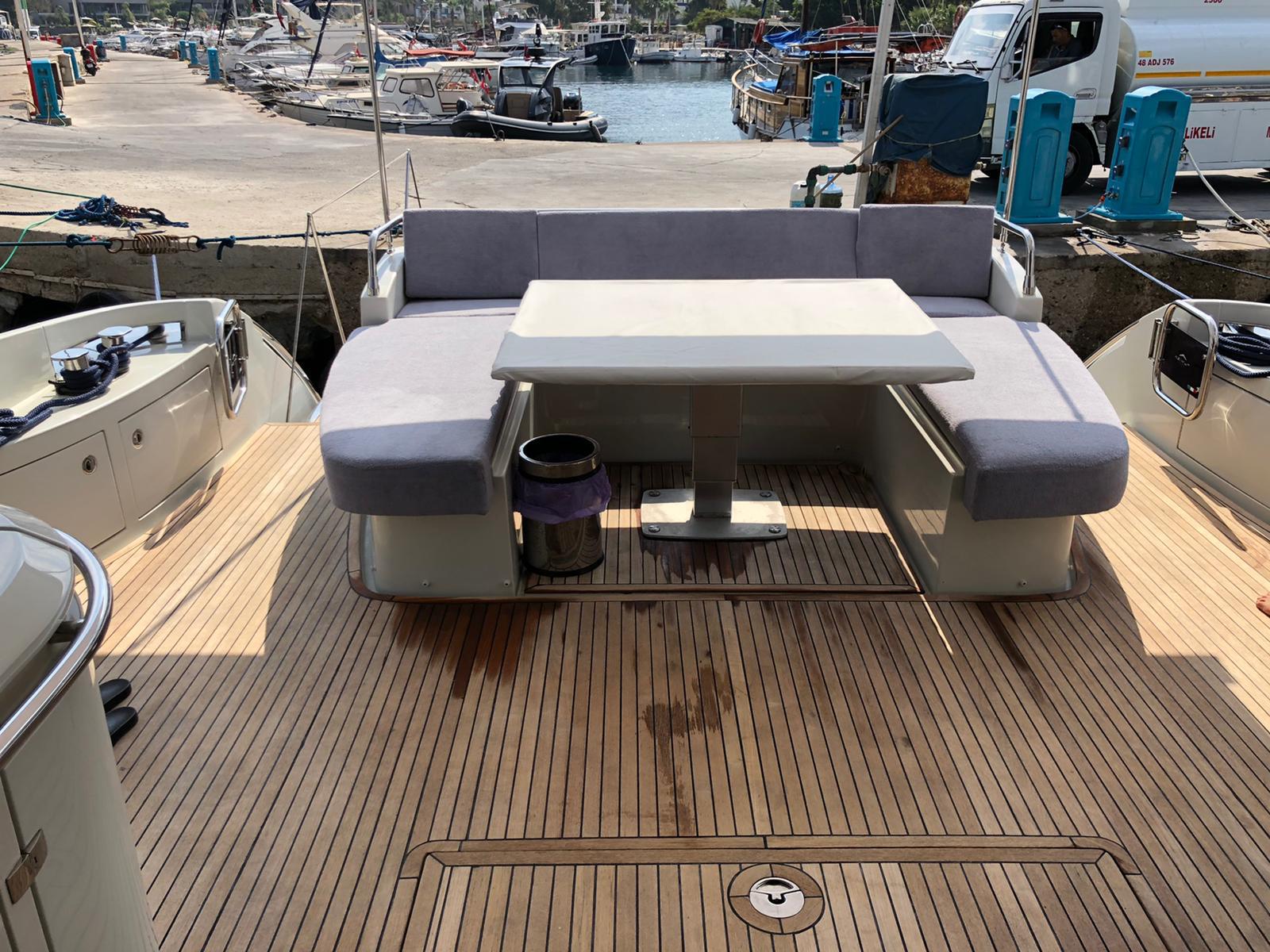 Motor boat Azimut 62S — photo 8